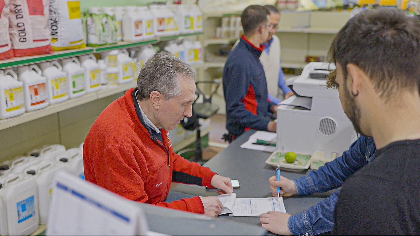Il banco vendita della Santo Torrisi Srl durante una consulenza, con gli scaffali dei prodotti alle spalle
