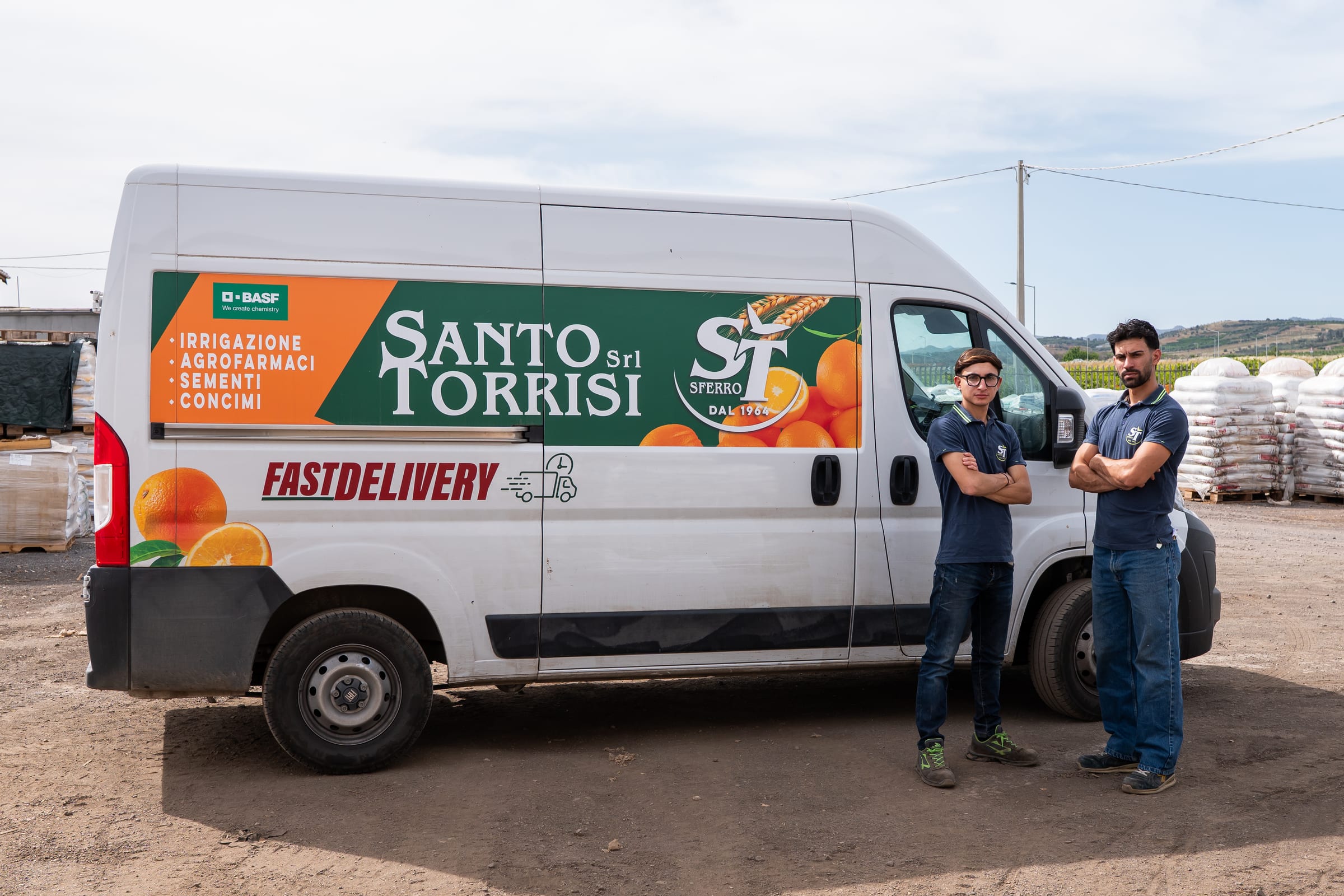 Il furgone Santo Torrisi con la livrea Fast Delivery, pronto per la consegna in azienda