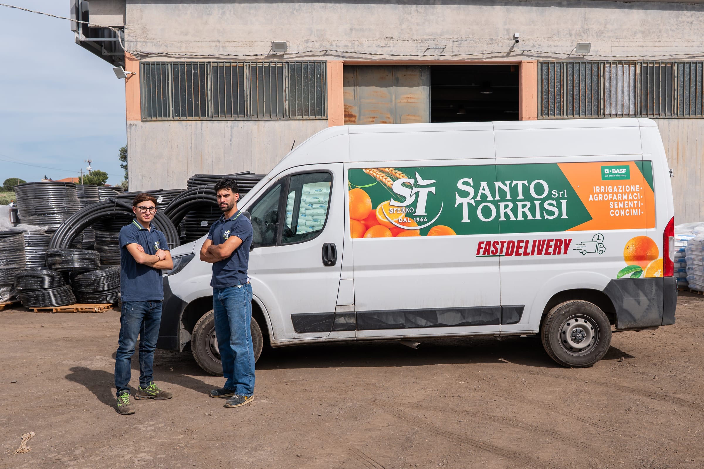 Il furgone Fast Delivery davanti al magazzino, in carico