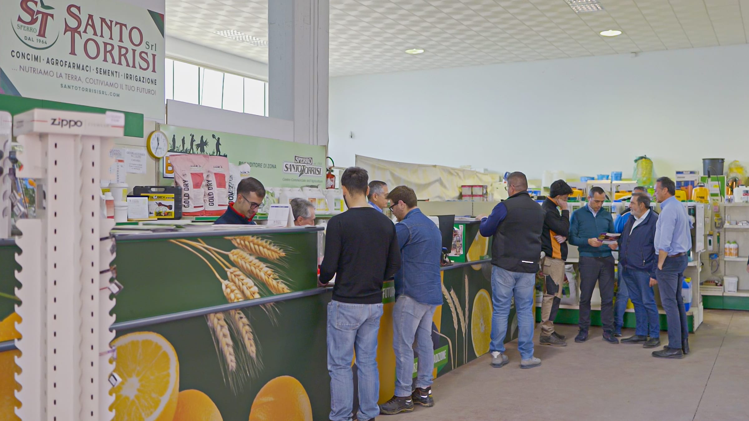 L'interno del punto vendita con l'insegna Santo Torrisi e i clienti al banco